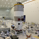 Una foto sin fecha de técnicos chinos trabajando en el Tiangong-1. Imagen: AP